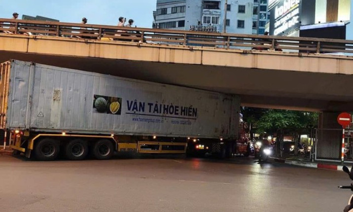 Phạt tiền, tước bằng lái tài xế xe container mắc kẹt dưới gầm cầu Ngã Tư Sở