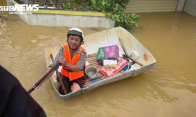 Dân vùng lũ Quảng Bình cả ngày ăn mỳ tôm sống, thèm cơm, thiếu nước sạch