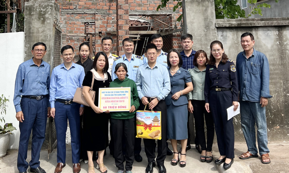 Trao kinh phí hỗ trợ xây mới nhà ở cho người hoàn cảnh khó khăn tại TX Đông Triều