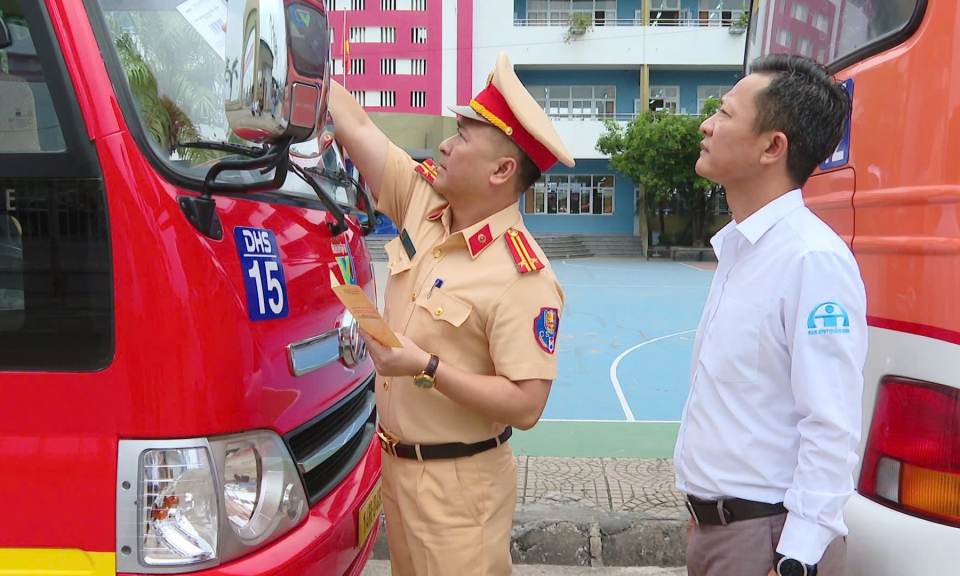 Đoàn liên ngành kiểm tra phương tiện đưa đón học sinh