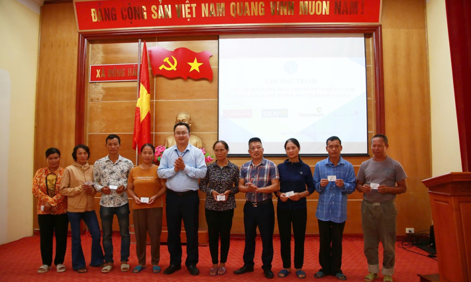 Tặng thẻ BHYT cho người dân Tiên Yên có hoàn cảnh khó khăn bị ảnh hưởng bởi bão số 3