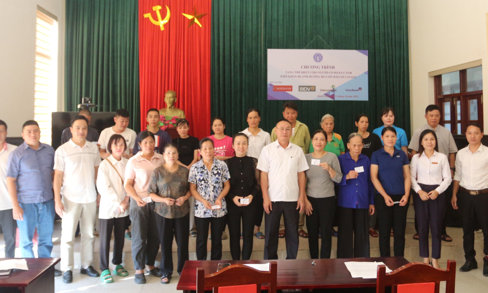 Tặng 25 thẻ BHYT cho người dân Bình Liêu có hoàn cảnh khó khăn bị ảnh hưởng bởi bão số 3