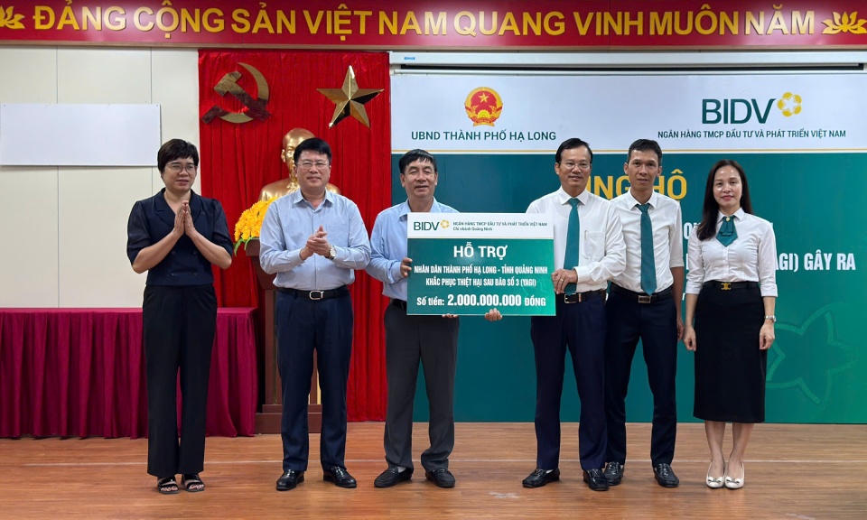 Trao hỗ trợ cho 83 hộ dân TP Hạ Long thiệt hại về nhà ở do bão số 3 