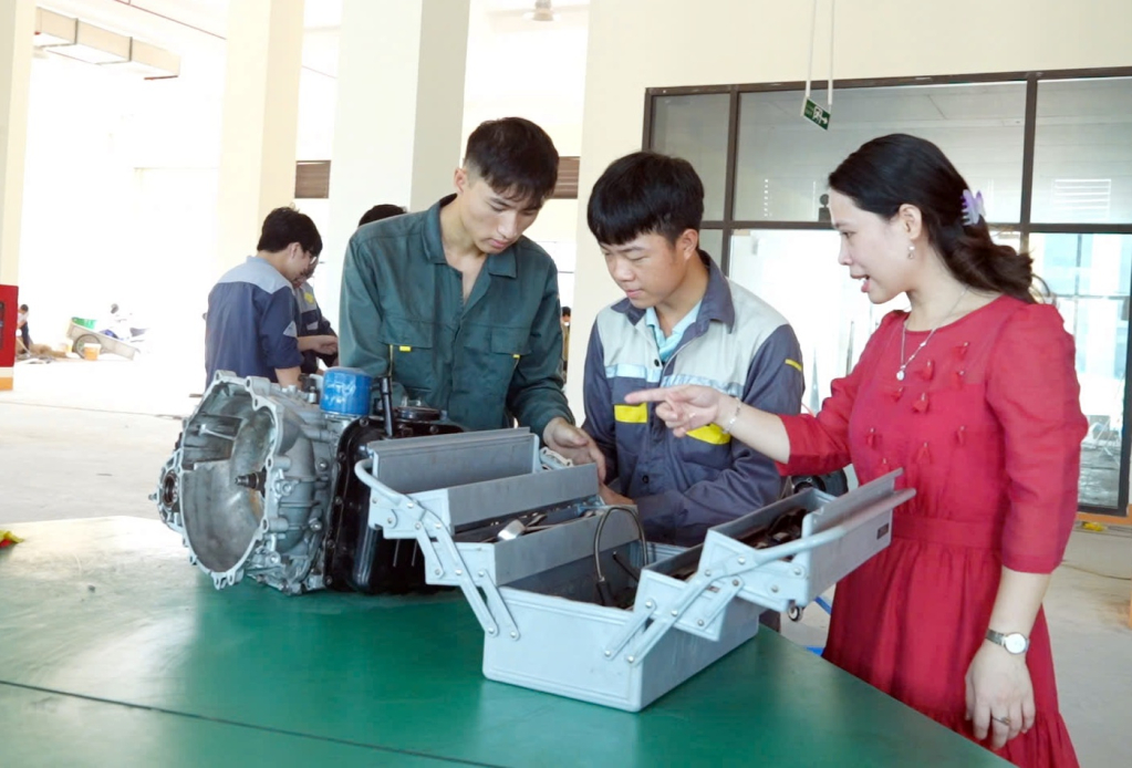 Giảng viên Trường Cao đẳng Việt - Hàn Quảng Ninh hướng dẫn học viên thực hành trên các thiết bị máy móc.