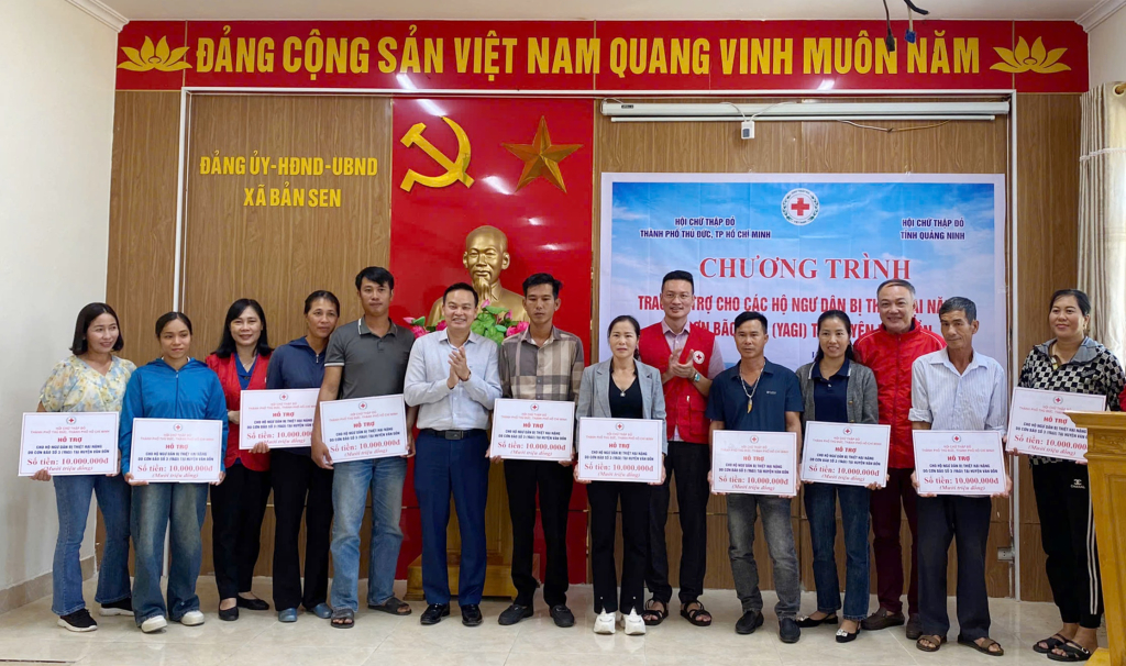Lãnh đạo Hội Chữ thập đỏ tỉnh và Huyện ủy Vân Đồn trao kinh phí hỗ trợ của Hội Chữ thập đỏ TP Thủ Đức cho các hộ ngư dân xã Bản Sen bị thiệt hại nặng nề do cơn bão số 3.