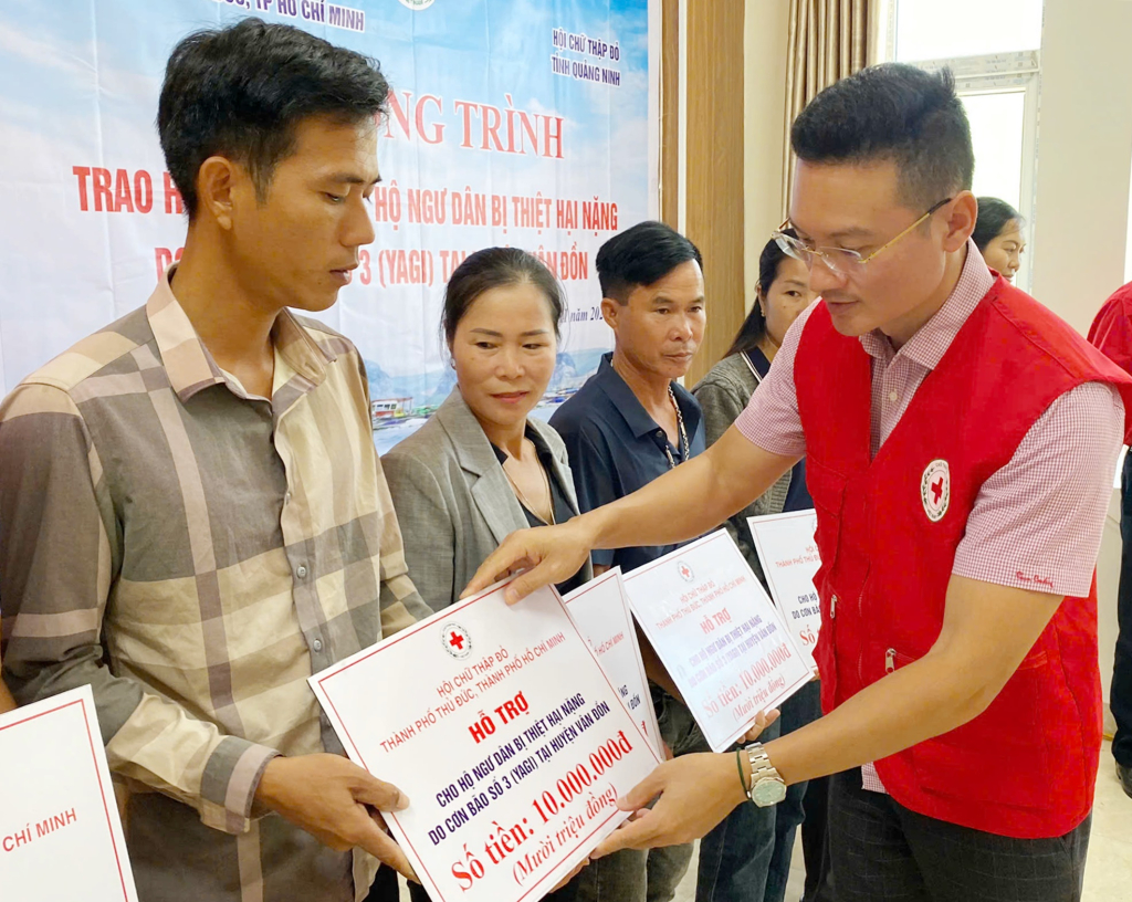 Phó Chủ tịch Hội Chữ thập đỏ tỉnh Nguyễn Tuấn Anh trao hỗ trợ cho hộ ngư dân xã Thắng Lợi (huyện Vân Đồn)