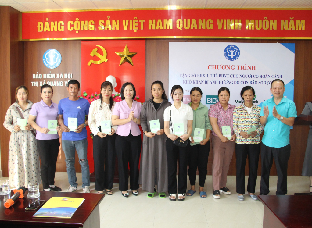 Ban tổ chức đã trao tặng 24 sổ BHXH cho người dân có hoàn cảnh khó khăn bị ảnh hưởng bởi cơn bão số 3.