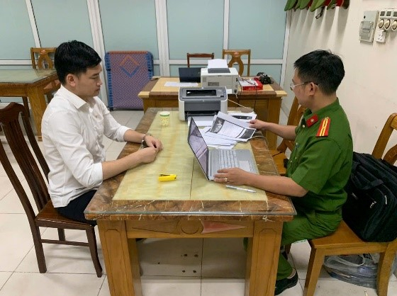 Điều tra viên lấy lời khai Hoàng Tuấn Dương tại cơ quan công an