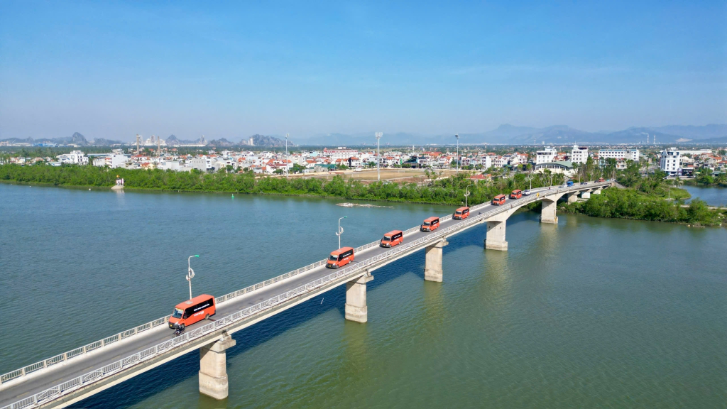 Các phương tiện xe Bus tuyến số 08 Uông Bí – Quảng Yên xuất hành qua cầu Đá Bạc (Uông Bí)