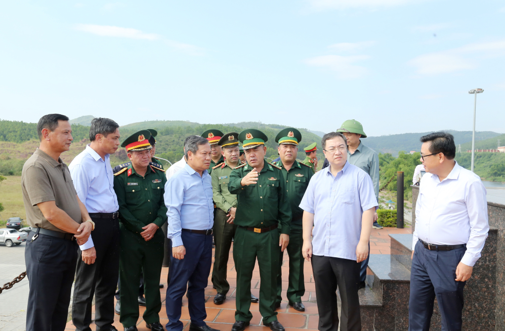 Kiểm tra tại cầu phao tạm