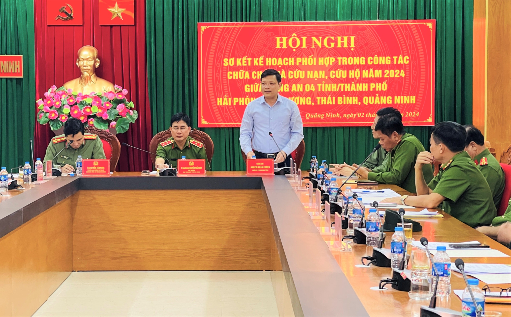 Đồng chí Nghiêm Xuân Cường Phó chủ tịch UBND tỉnh, Trưởng ban Chỉ đạo PCCC và CNCH tỉnh phát biểu tại Hội nghị.
