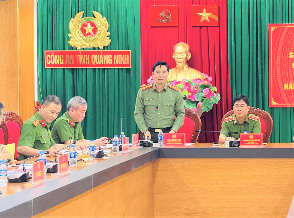 Đại tá Trần Văn Phúc làm Giám đốc Công an tỉnh Quảng Ninh phát biểu làm rõ một số giải pháp nâng cao hiệu quả công tác phối hợp trong PCCC và CNCH giữa công an 4 tỉnh, thành phố.