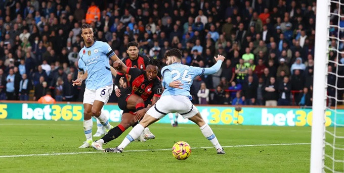 Hàng thủ Man City lúng túng trước pha ghi bàn của Semenyo