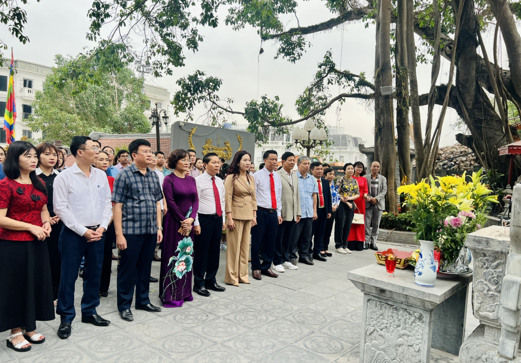 Đoàn đại biểu dâng hương tại Đền Đức Ông Trần Quốc Nghiễn.