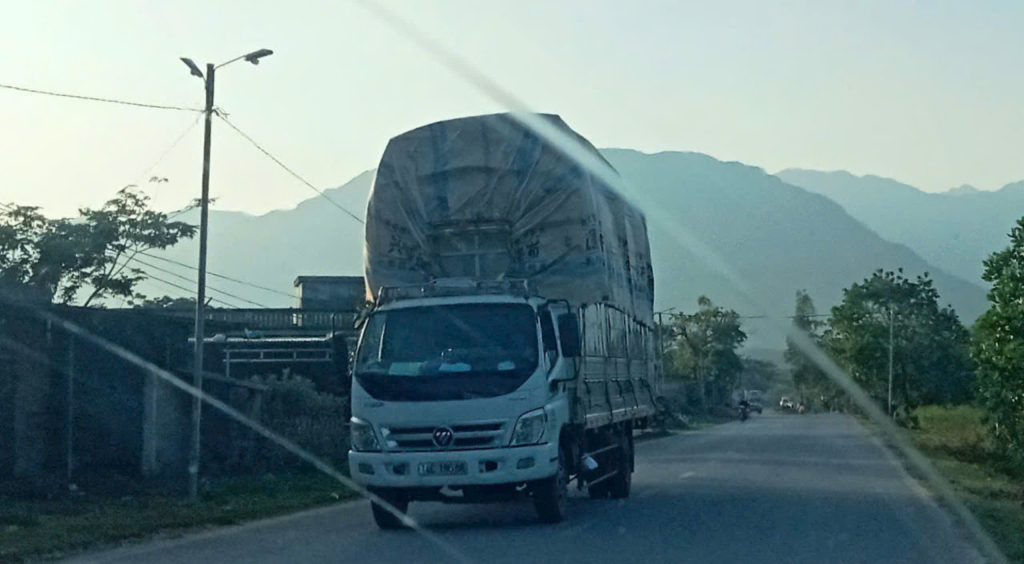 Những chiếc xe tải quá khổ chở hàng từ cửa khẩu Bắc Phong Sinh lưu thông trên QL18B