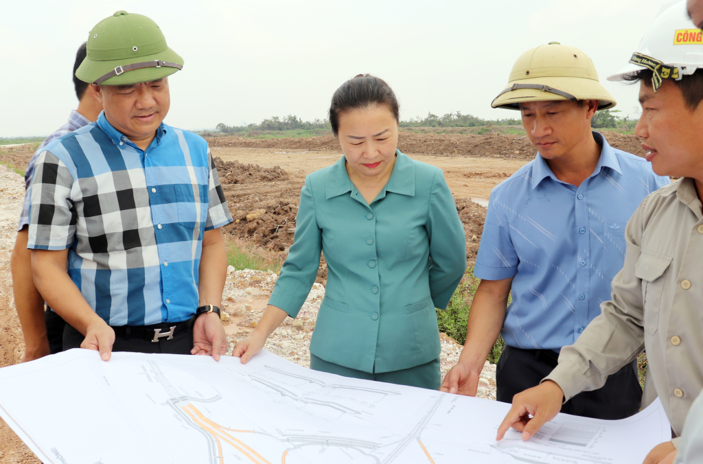 Đoàn giám sát HĐND tỉnh do đồng chí Vi Ngọc Bích, Phó Chủ tịch Thường trực HĐND tỉnh làm trưởng đoàn kiểm tra thực tế tại Dự án xây dựng hoàn chỉnh nút giao Đầm Nhà Mạc (tại Km20+050, đường cao tốc Hạ Long – Hải Phòng).