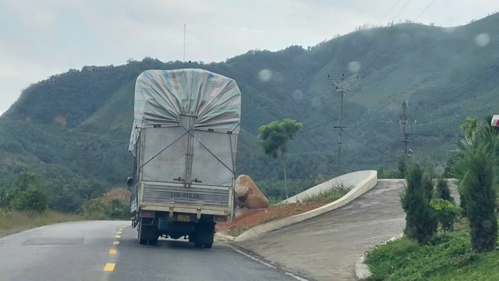 Mặc dù ngay phía trước cửa khẩu có Trạm barie kiểm soát toàn bộ phương tiện ra, vào khu vực cửa khẩu nhưng những chiếc xe này vẫn hoạt động