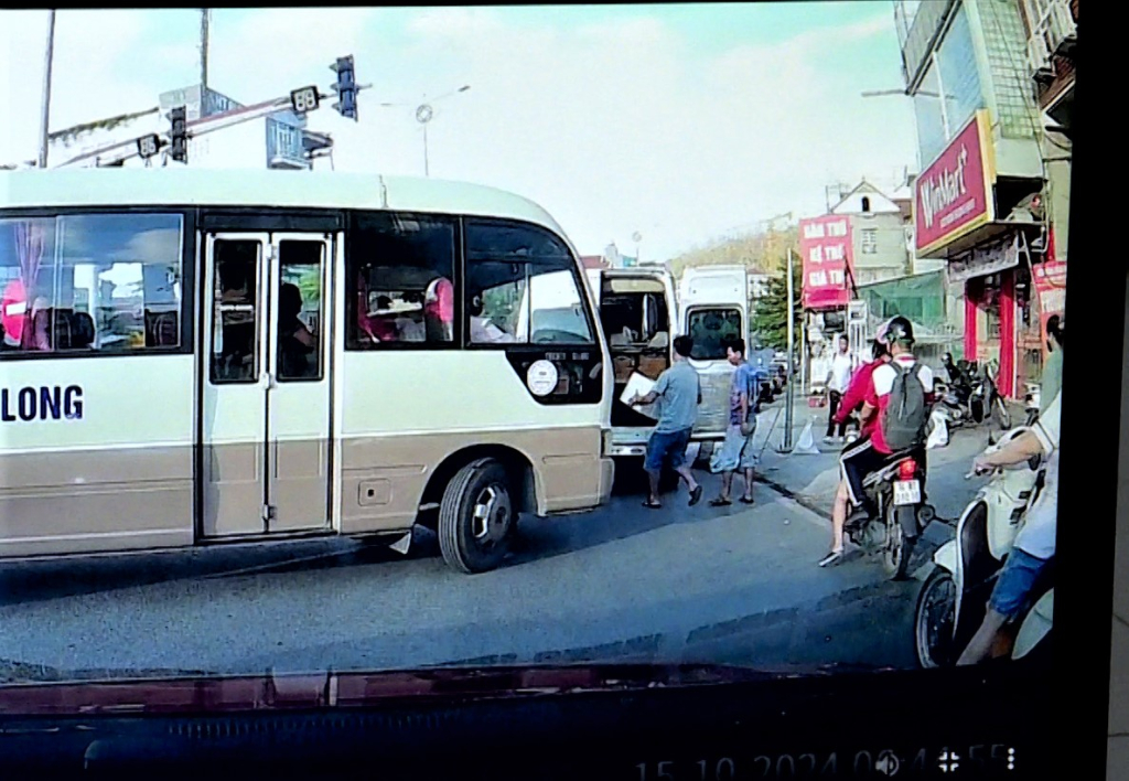 Từ thông tin và video clip ghi lại hành vi vi phạm do nhân dân cung cấp, qua xác minh Công an TP Hạ Long đã gửi thông báo mời chủ xe ô tô BKS 14H 040 79 tới làm việc để xử lý theo quy định.
