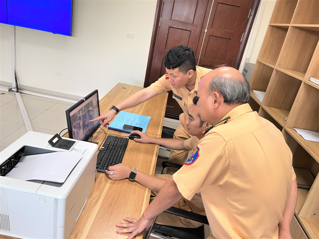 Thông qua hệ thống camera giao thông 10 tháng năm 2024 Phòng CSGT, Công an tỉnh đã xử lý gần 300 trường hợp vi phạm, phạt hành chính gần 1 tỷ đồng, tước gần 200 GPLX.