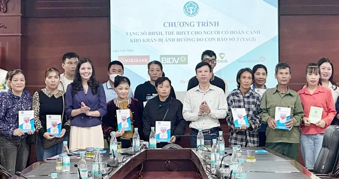 BHXH tỉnh tặng sổ BHXH, thẻ BHYT cho người dân có hoàn cảnh khó khăn trên địa bàn TP Hạ Long (tháng 10/2024).
