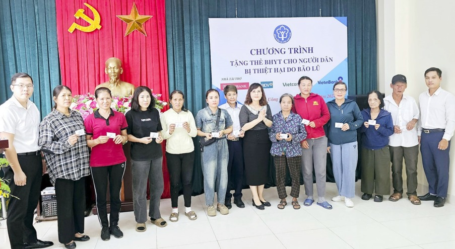 BHXH TP Uông Bí trao tặng 100 thẻ BHYT cho người dân có hoàn cảnh khó khăn bị ảnh hưởng bởi cơn bão số 3 trên địa bàn thành phố.