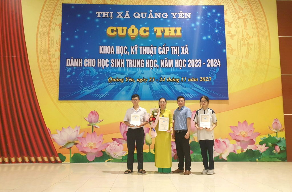 Cô giáo Ngô Tố Uyên và học trò nhận giải Nhất thị xã và Nhất tỉnh cuộc thi KHKT năm 2023-2024