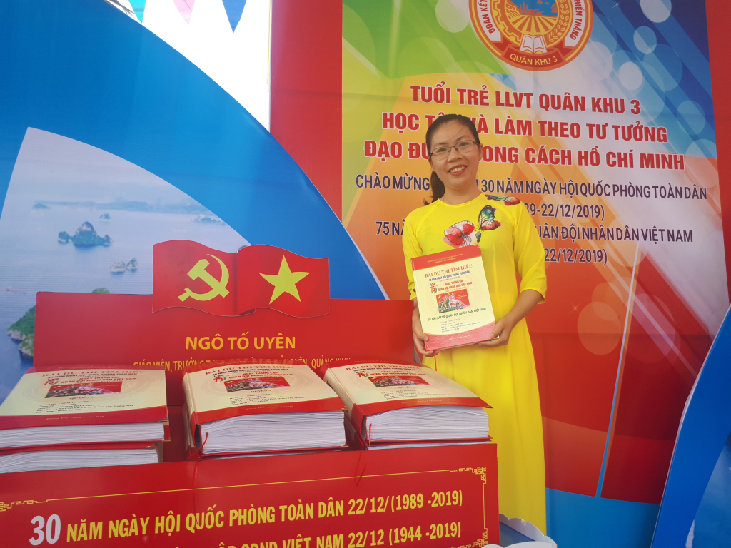 Cô giáo Ngô Tố Uyên nhân giải Nhất Quân khu 3, giải Ba toàn quốc cuộc thi 30 năm ngày Quốc phòng toàn dân và 75 năm ngày thành lập QĐND Việt Nam.
