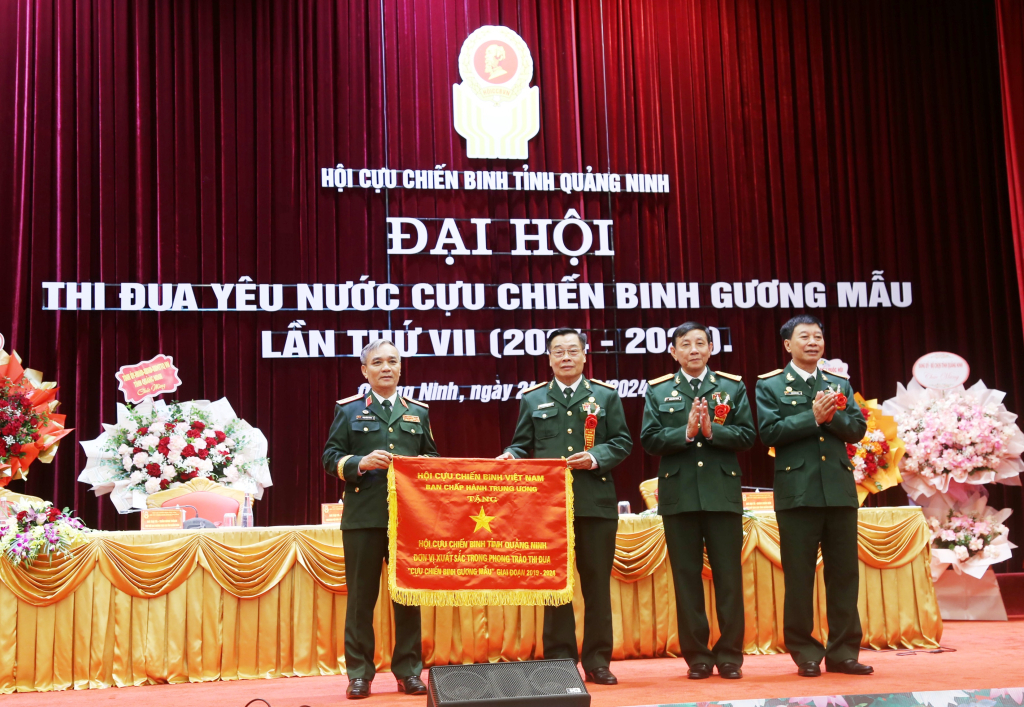 Thượng tướng Phạm Hồng Hương, Phó Chủ tịch Hội CCB Việt Nam, trao cờ đơn vị thi đua xuất sắc giai đoạn 2019-2024 của Trung ương Hội CCB Việt Nam cho Hội CCB tỉnh Quảng Ninh, tháng 10/2024. Ảnh: Nguyễn Thanh