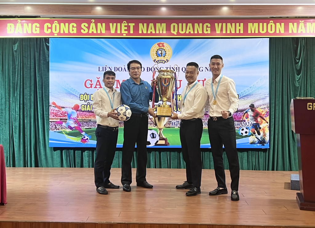  Chiếc Cup được trao cho Lãnh đạo Liên đoàn Lao động tỉnh Quảng Ninh lưu giữ tại nhà truyền thống của Liên đoàn Lao động tỉnh Quảng Nin