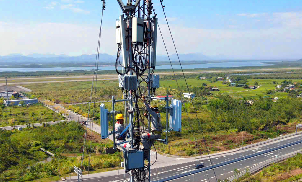 Cán bộ kỹ thuật Viettel Quảng Ninh thi công lắp đặt trạm phát sóng 5G phục vụ phủ sóng 5G ở các trọng điểm trên địa bàn toàn tỉnh.