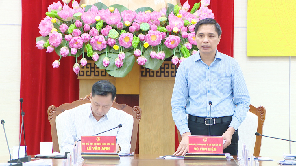 Đồng chí Vũ Văn Diện, Phó Chủ tịch Thường trực UBND tỉnh phát biểu tại Hội nghị.