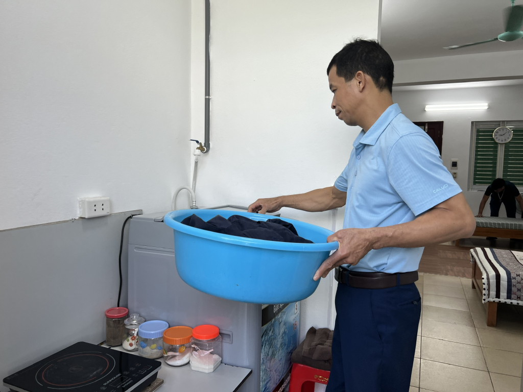 Thợ lò Công ty CP Than Vàng Danh được trang sắm đầy đủ thiết bị trong căn hộ tập thể, có cả máy giặt.