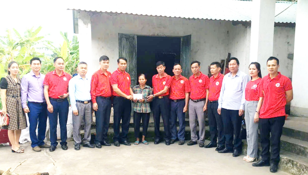 Các thành viên Cụm thi đua số 1 thăm hỏi, động viên, trao hỗ trợ cho hộ bà Phạm Thị Thắm ở thôn Bản Pạt, xã Lục Hồn (huyện Bình Liêu) có hoàn cảnh khó khăn.