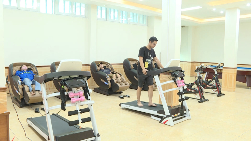 Công nhân Công ty CP Than Vàng Danh sử dụng thiết bị thể dục trong nhà tại Khu tập thể 314