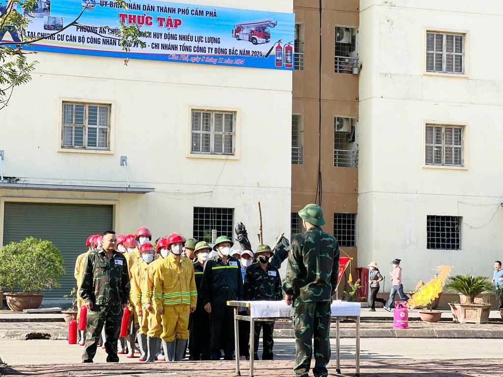 Lực lượng chữa cháy cơ sở triển khai công tác chữa cháy ban đầu.