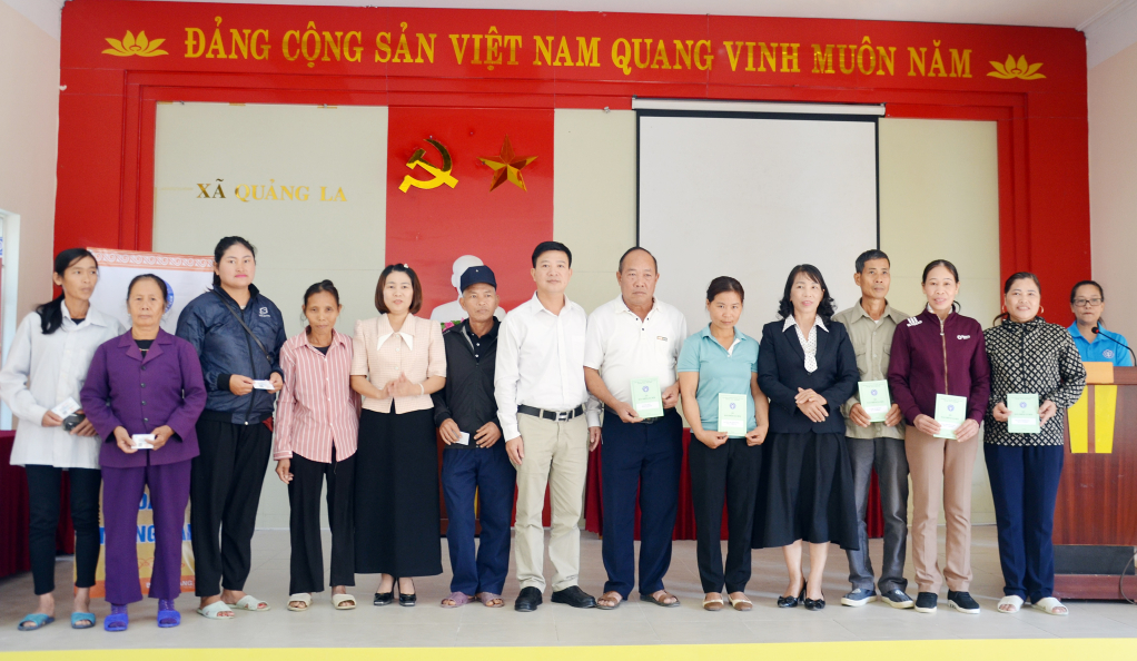 Đại diện BHXH tỉnh, Ban Tuyên giáo Thành ủy Hạ Long, chính quyền các địa phương trao tặng sổ BHXH, thẻ BHYT cho người dân có hoàn cảnh khó khăn tại 4 xã: Quảng La, Dân Chủ, Bằng Cả và Tân Dân bị ảnh hưởng cơn bão số 3.