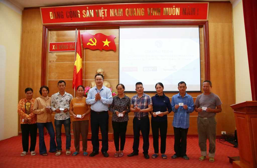 Lãnh đạo BHXH huyện Tiên Yên trao tặng thẻ BHYT cho các hộ dân có hoàn cảnh khó khăn bị ảnh hưởng bởi bão số 3. Ảnh: Trần Hoàn (CTV)