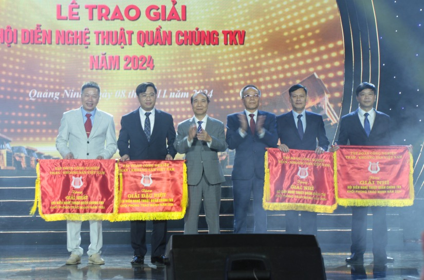 Ban Tổ chức trao giải cho các đoàn thuộc khối phong trào mạnh.