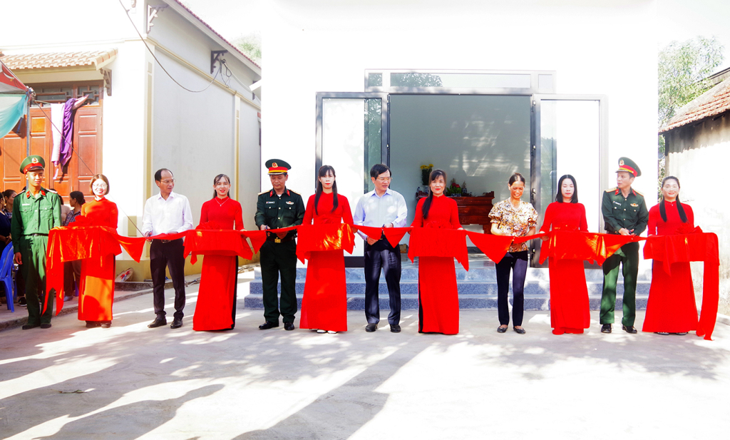 Các đại biểu căt băng khánh thành Nhà đồng đội tặng gia đình quân nhân Nguyễn Đức Duy