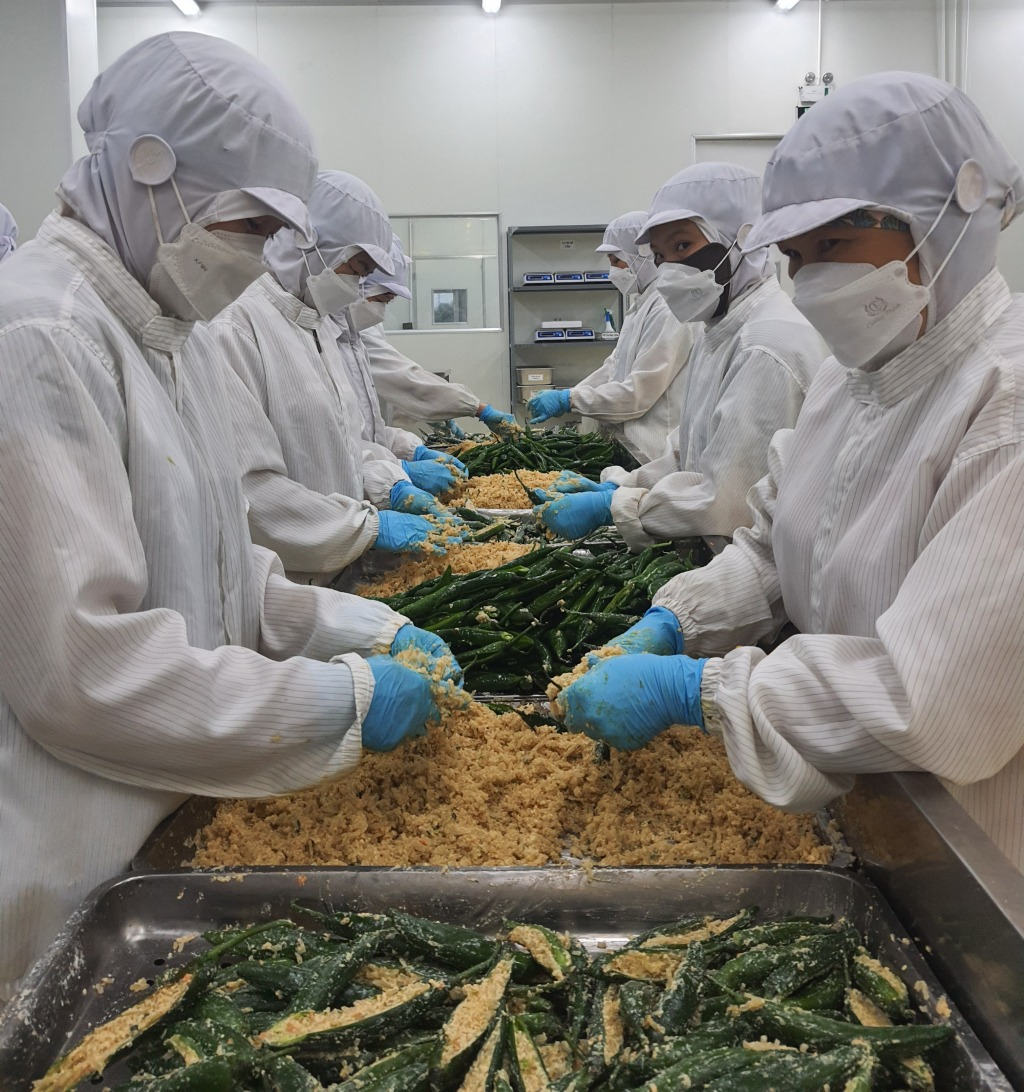 Công nhân Công ty F-ONE Global Foods chế biến sản phẩm ớt Mỹ Nhân chiên.