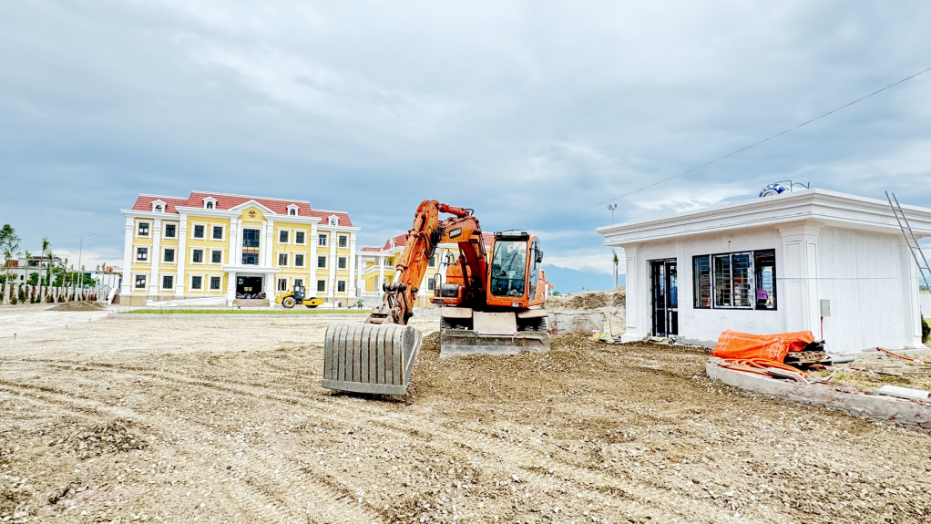 Trụ sở Đảng ủy - HĐND - UBND thị trấn Quảng Hà (Hải Hà) đang sắp được hoàn thành.