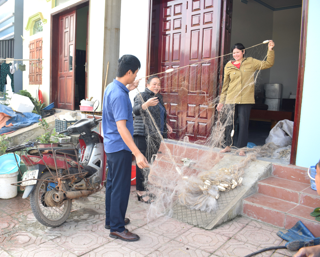 Cán bộ thị trấn Ba Chẽ, huyện Ba Chẽ đến tuyên truyền tận nhà các hộ đánh bắt cà ra trên địa bàn về sử dụng ngư cụ khi hành nghề
