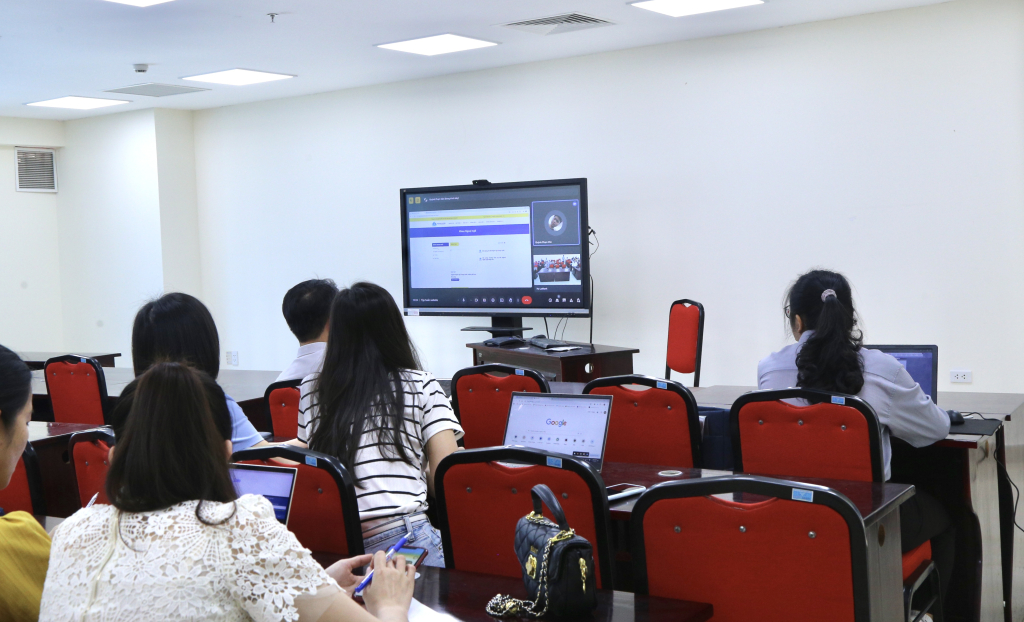 Cán bộ, giảng viên, người lao động Trường Đại học Hạ Long tham gia tập huấn sử dụng các tính tăng quản trị website của Trường.