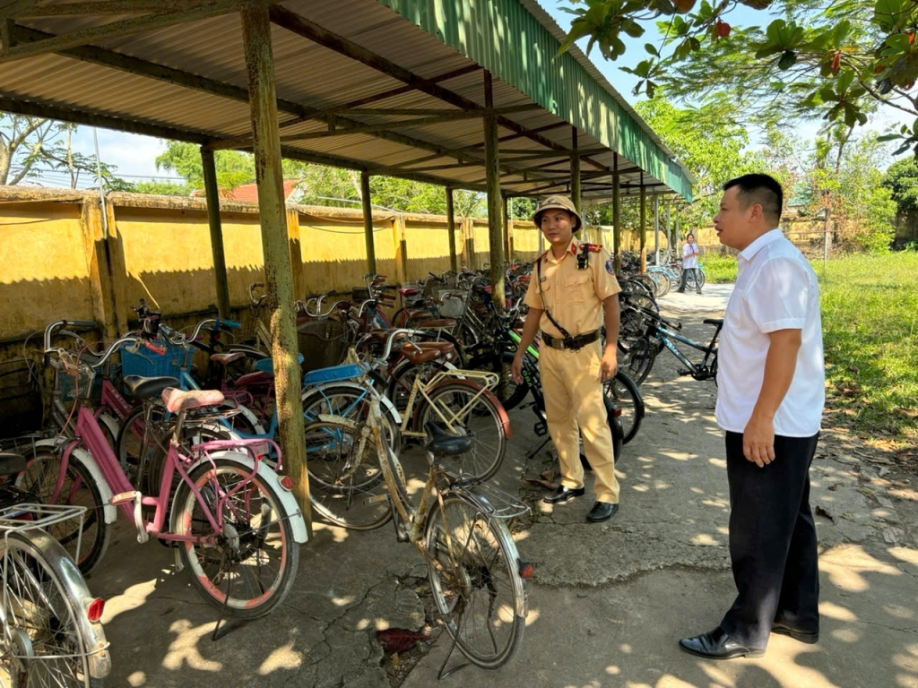 Lực lượng Công an huyện phối hợp Trường Tiểu học Quảng Lâm rà soát các điểm gửi xe quanh trường nhằm giảm thiểu tình trạng học sinh điều khiển phương tiện giao thông khi chưa đủ tuổi.