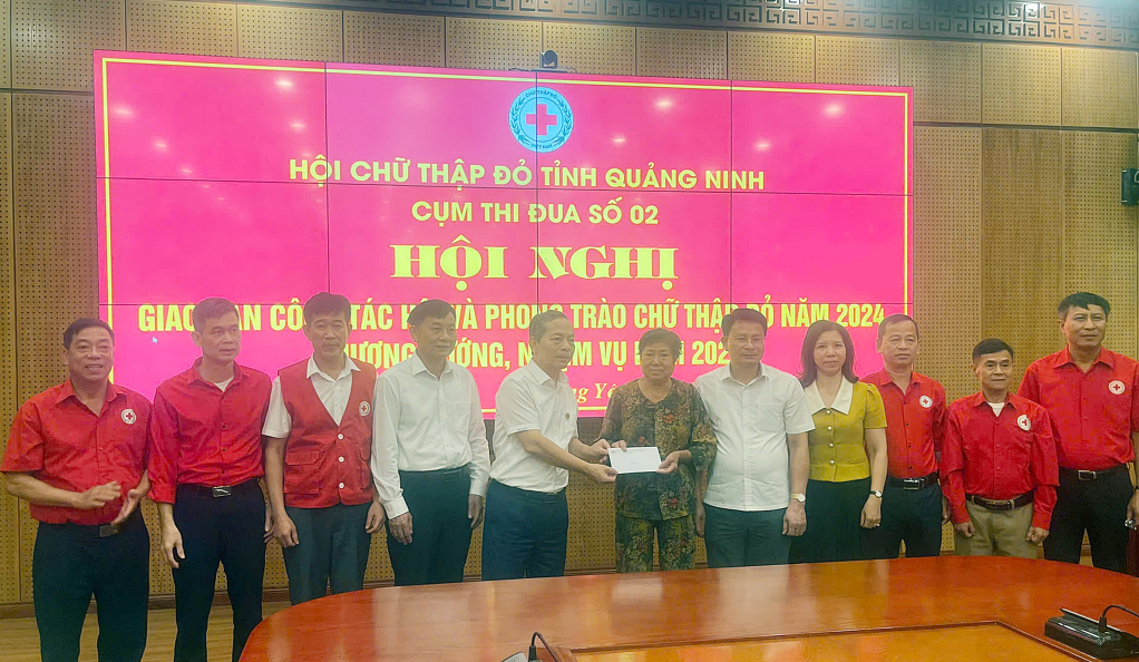 Các thành viên Cụm thi đua số 2 tặng quà hỗ trợ cho bà Trần Thị Huấn, ở khu 7, phường Quảng Yên (TX Quảng Yên) có hoàn cảnh khó khăn.