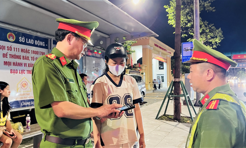 Lãnh đạo Công an Thành phố Hạ Long trực tiếp chuyển thông tin học sinh vi phạm vào nhóm zalo ATGT thanh thiếu niên học sinh trên địa bàn để nhà trường, gia đình cùng phối hợp quản lý, giáo dục.