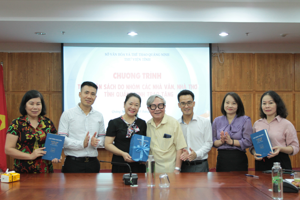 Thư viện tỉnh thường xuyên được các tác giả tặng sách.