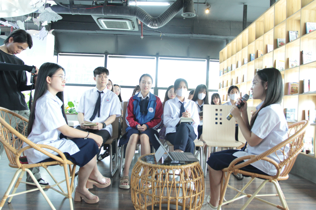 Học sinh Trường THPT Chuyên Hạ Long tổ chức trao đổi nhóm về ý nghĩa của việc đọc sách.