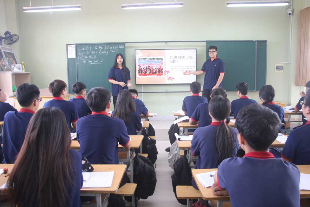 Học sinh lớp 11A1 Trường TH, THCS và THPT Đoàn Thị Điểm thuyết minh về một số lễ hội truyền thống của tỉnh trong tiết học GDĐP.