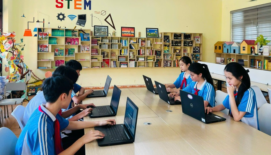 Học sinh Trường THCS Mạo Khê 2 học tin học trên máy tính.